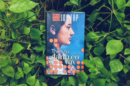 thiếu nữ đánh cờ vây